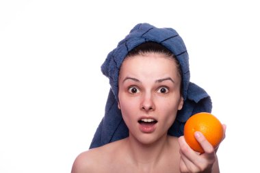 Kafasında havluyla portakallı güzel bir kız.