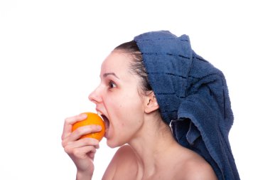 Kafasında havluyla portakallı güzel bir kız.