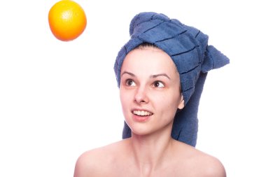 Kafasında havluyla portakallı güzel bir kız.