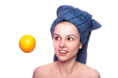 Kafasında havluyla portakallı güzel bir kız.