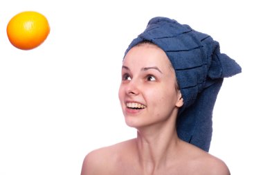 Kafasında havluyla portakallı güzel bir kız.