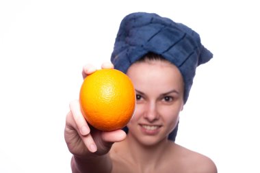 Kafasında havluyla portakallı güzel bir kız.