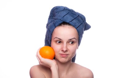 Kafasında havluyla portakallı güzel bir kız.