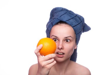 Kafasında havluyla portakallı güzel bir kız.