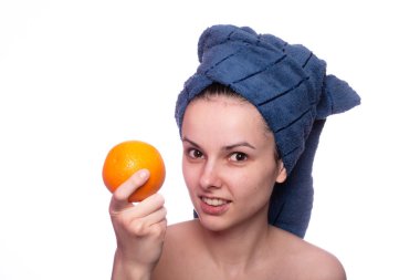Kafasında havluyla portakallı güzel bir kız.
