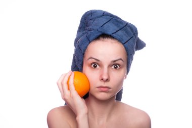 Kafasında havluyla portakallı güzel bir kız.