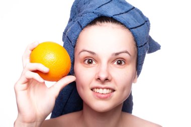 Kafasında havluyla portakallı güzel bir kız.