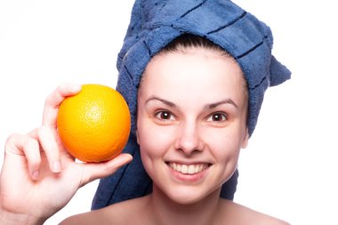 Kafasında havluyla portakallı güzel bir kız.