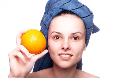 Kafasında havluyla portakallı güzel bir kız.