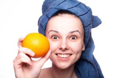 Kafasında havluyla portakallı güzel bir kız.