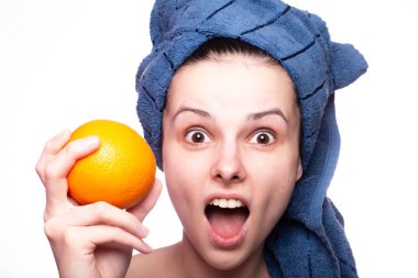 Kafasında havluyla portakallı güzel bir kız.