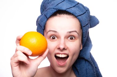 Kafasında havluyla portakallı güzel bir kız.