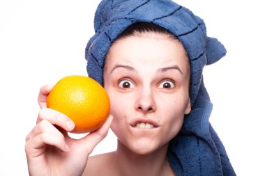 Kafasında havluyla portakallı güzel bir kız.