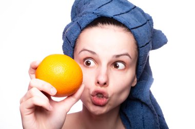 Kafasında havluyla portakallı güzel bir kız.