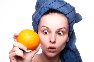 Kafasında havluyla portakallı güzel bir kız.