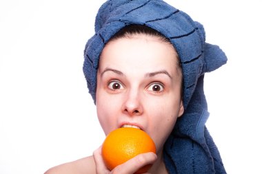 Kafasında havluyla portakallı güzel bir kız.