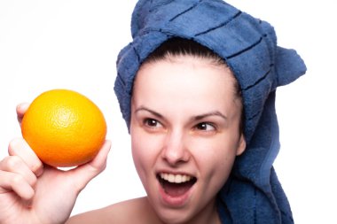 Kafasında havluyla portakallı güzel bir kız.