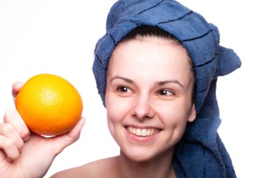 Kafasında havluyla portakallı güzel bir kız.