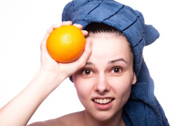 Kafasında havluyla portakallı güzel bir kız.