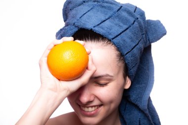 Kafasında havluyla portakallı güzel bir kız.