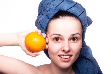 Kafasında havluyla portakallı güzel bir kız.