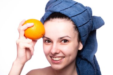 Kafasında havluyla portakallı güzel bir kız.