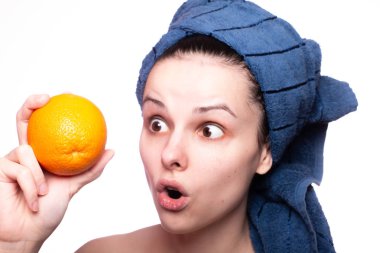 Kafasında havluyla portakallı güzel bir kız.