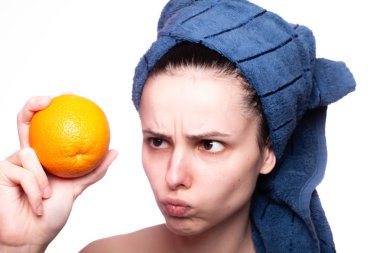 Kafasında havluyla portakallı güzel bir kız.