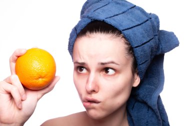 Kafasında havluyla portakallı güzel bir kız.