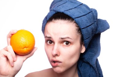 Kafasında havluyla portakallı güzel bir kız.