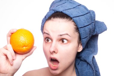 Kafasında havluyla portakallı güzel bir kız.