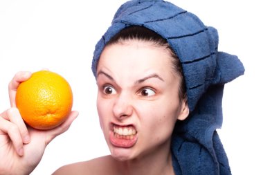 Kafasında havluyla portakallı güzel bir kız.