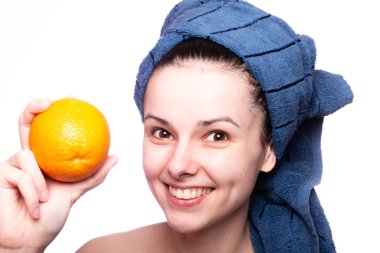 Kafasında havluyla portakallı güzel bir kız.