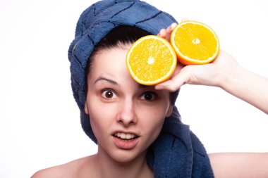 Kafasında havluyla portakallı güzel bir kız.