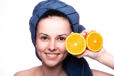 Kafasında havluyla portakallı güzel bir kız.