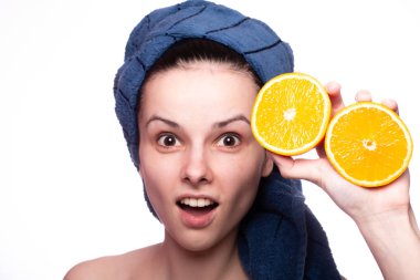 Kafasında havluyla portakallı güzel bir kız.