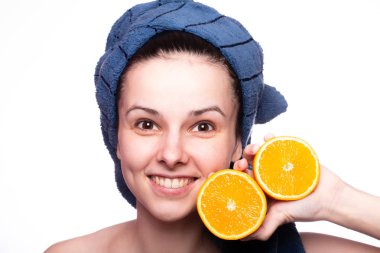 Kafasında havluyla portakallı güzel bir kız.