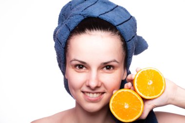 Kafasında havluyla portakallı güzel bir kız.