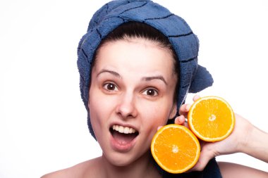 Kafasında havluyla portakallı güzel bir kız.