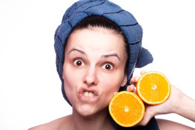 Kafasında havluyla portakallı güzel bir kız.