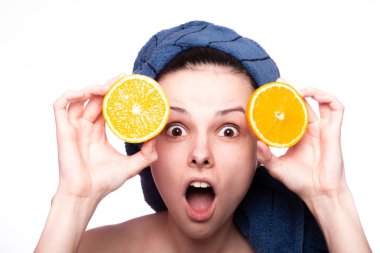 Kafasında havluyla portakallı güzel bir kız.