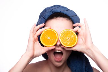 Kafasında havluyla portakallı güzel bir kız.