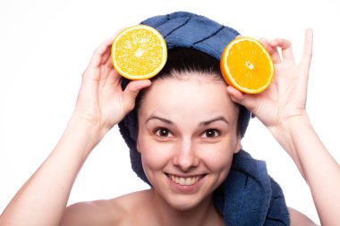 Kafasında havluyla portakallı güzel bir kız.