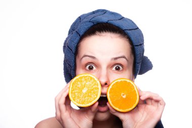 Kafasında havluyla portakallı güzel bir kız.