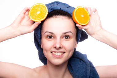 Kafasında havluyla portakallı güzel bir kız.