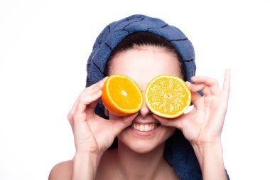 Kafasında havluyla portakallı güzel bir kız.