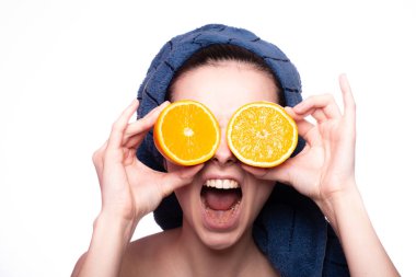 Kafasında havluyla portakallı güzel bir kız.