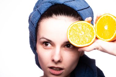 Kafasında havluyla portakallı güzel bir kız.