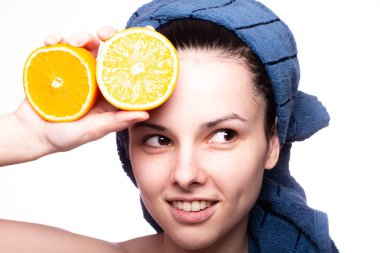 Kafasında havluyla portakallı güzel bir kız.