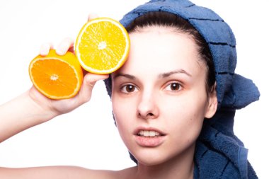 Kafasında havluyla portakallı güzel bir kız.